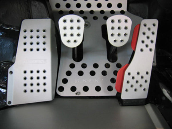【 RENNLINE 】4ピースペダルセット︰PORSCHE 930 / 912 Rennline 4 Piece Pedal Set Perforated for Porsche 911, 912, 930